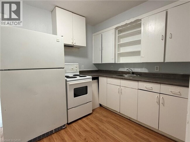 Photo - 74 William St W Unit 4