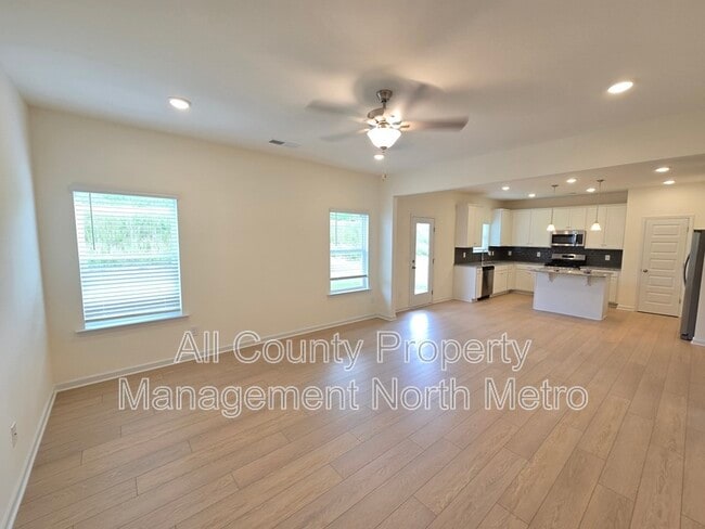 Photo - 142 Hadley Wy