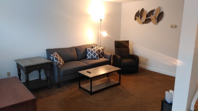 Building Photo - 4 Pine Brook Ln Unit Pine Brook B4