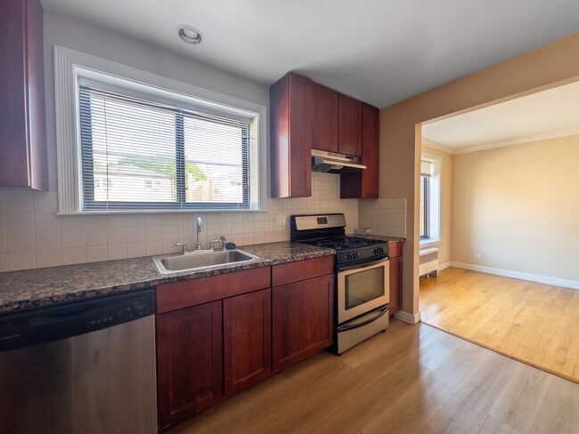 Photo - 2704 W Lunt Ave