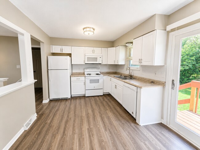 Photo - Spacious Split-Level Duplex in Independence!
