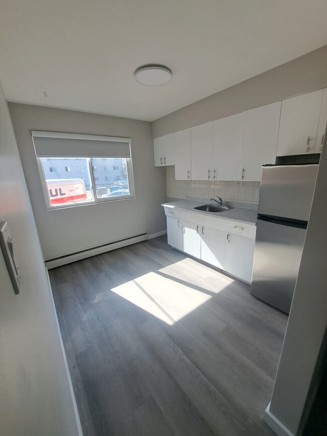 Building Photo - 10734-108 108 St NW Unit 5