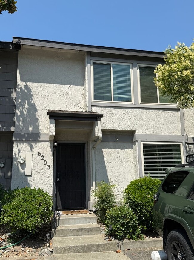 Building Photo - NICE TWO STORY CONDO IN CITRUS HEIGHTS!