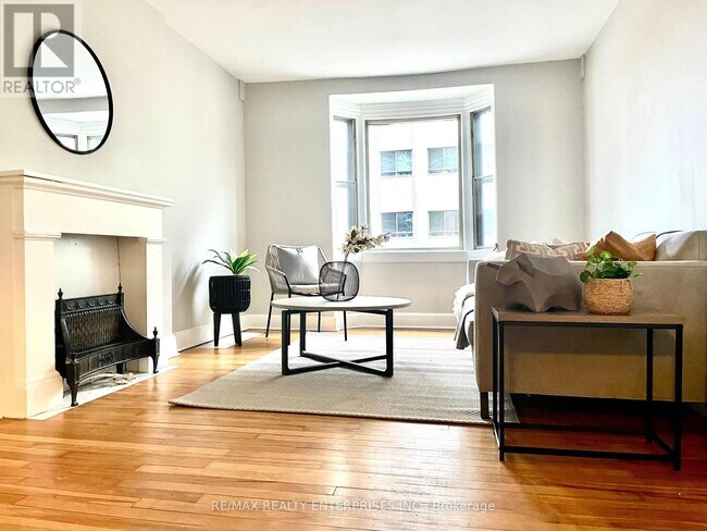 Photo - 156 James St S