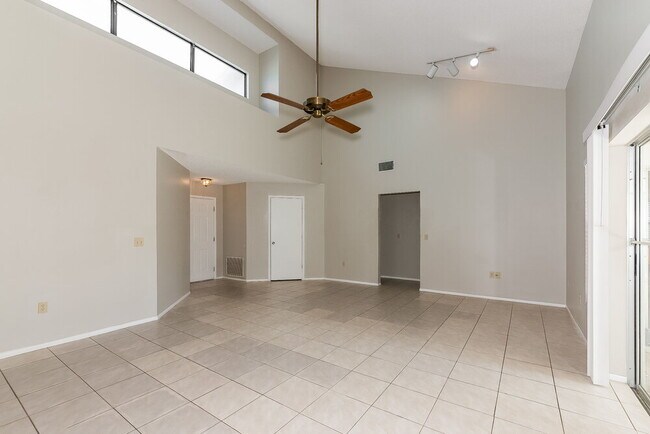 Photo - 701 49th St E