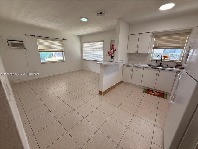 Building Photo - 2235 Coolidge St Unit 2 Rental