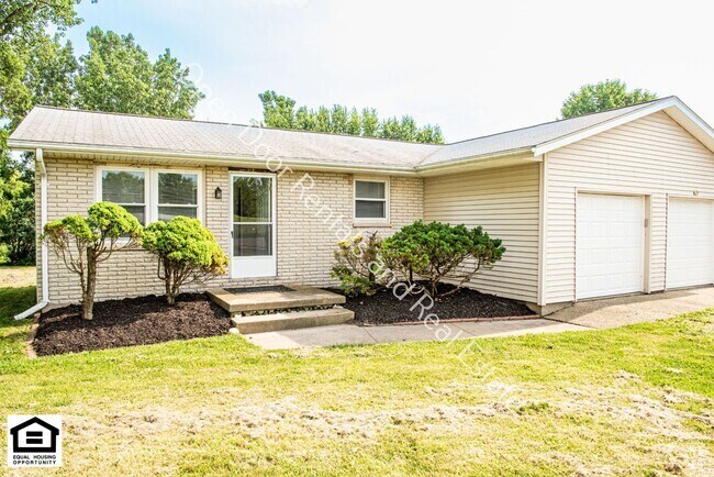 Building Photo - 2 Bedroom duplex available now! Rental
