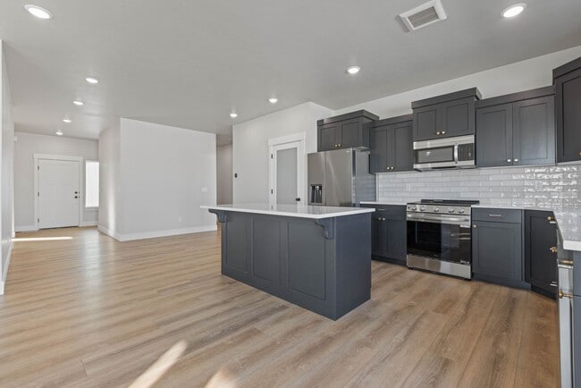 Photo - LEASE TAKE OVER PLEASE CALL TENANTS BRITTNEY 480-868-7733 OR Gunner Norton 480-450-0666 -FOR THIS...