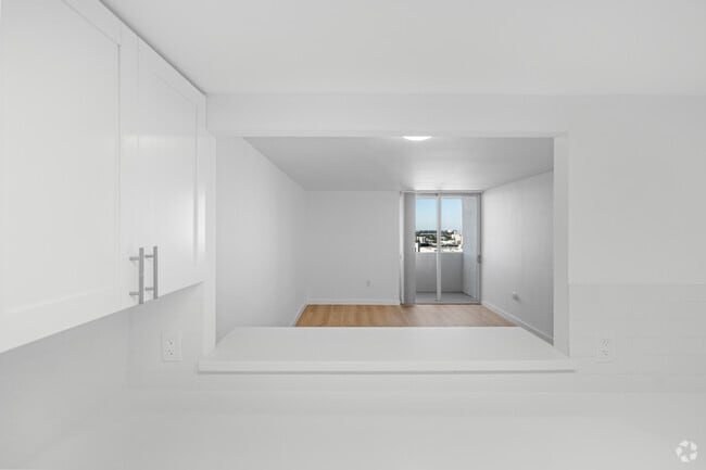 Studio, 1BA - 421SF