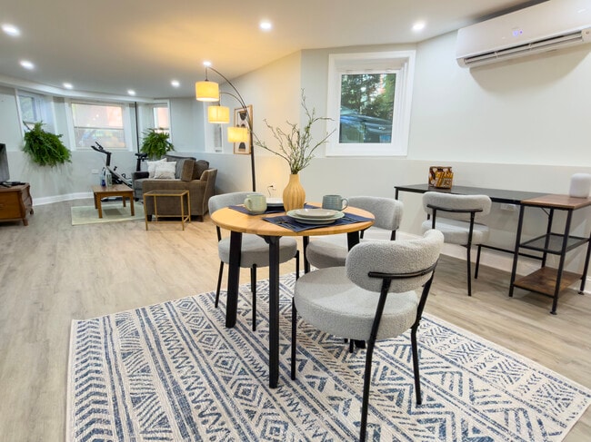 Large Dining/Living area with big windows - 952 N Hoyne Ave Unidad 4