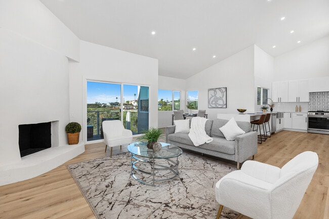 Photo - 700 Selma Pl