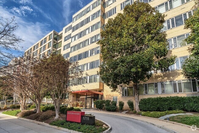 Building Photo - Sun-Filled, Top Floor L Shaped Studio In M... Rental