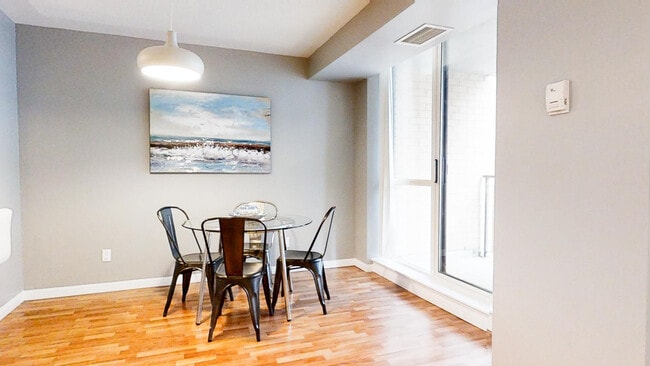 Photo - 136 Simcoe St Unit FL1-ID1031084P