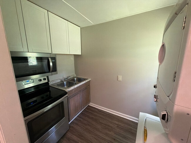 Photo - Room in Apartment on Overland Heights