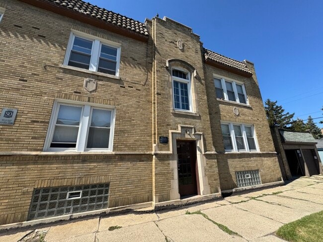 Building Photo - 2510 N Leclaire Ave Unit 2 Rental