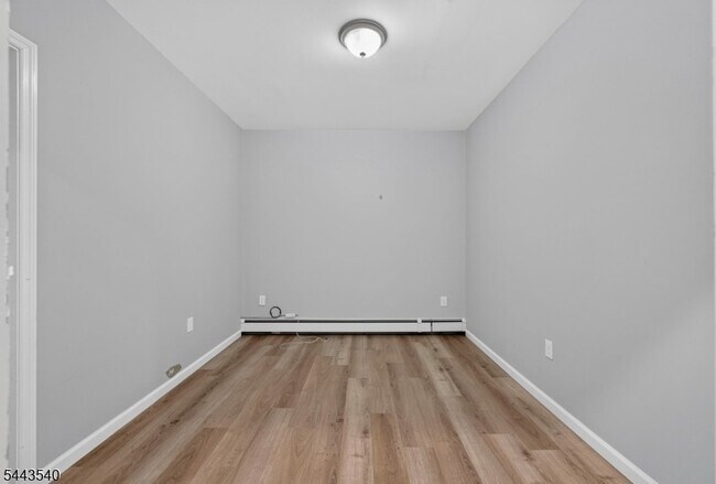 Photo - 437-439 7th Ave W Unidad 1