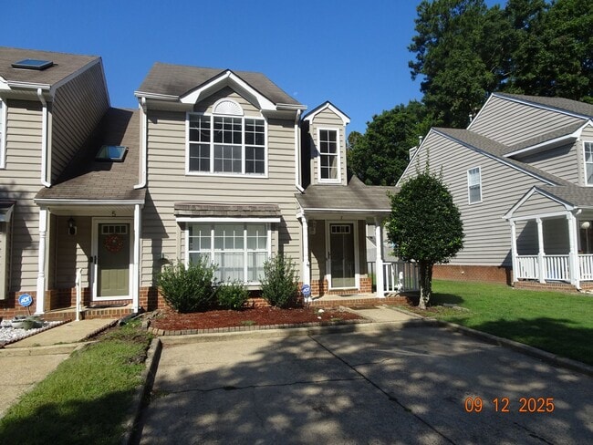 Building Photo - 3 Bedrooms, 2.5 Bathrooms Townhouse Rental