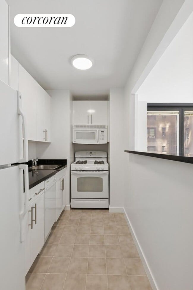 Photo - 150 E 57th St