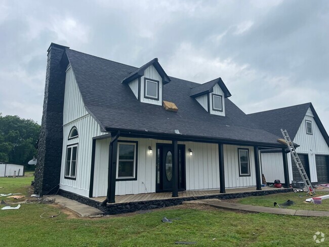 Building Photo - Home & Barn!