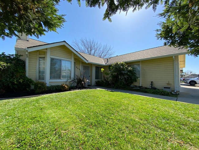 Building Photo - 3 Bedroom / 2 Bath Great Corner Lot in Tra... Rental