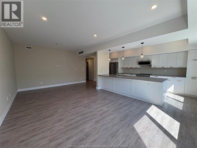 Photo - 550 Sandison St