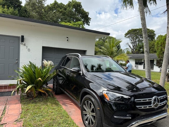 Building Photo - 6410 NW Miami Ct