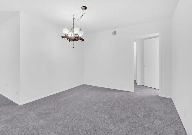 5901 Mt Eagle Dr Unidad 107