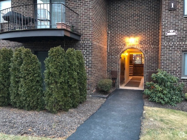 Building Photo - 1 Briarcliff Dr S Rental