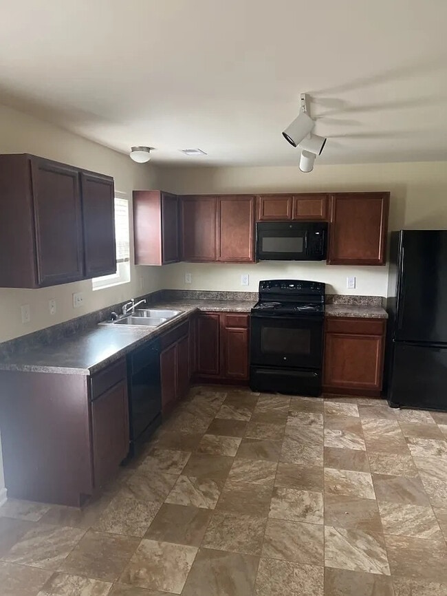 Photo - 4 Bedrooms 2.5 Bathrooms