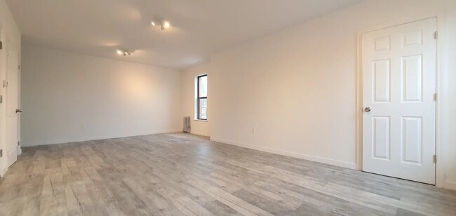 316 McGuinness Blvd Unit 4R
