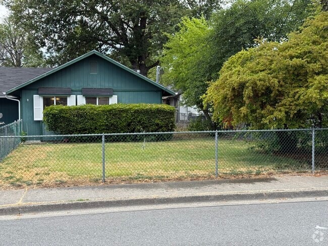 Building Photo - 902 SW Rogue River Ave Unit 902 Rogue River Ave B Rental