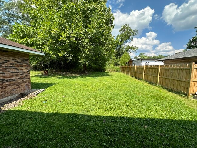 Photo - 105 Wells Dr