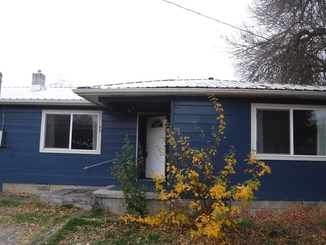 Building Photo - Three Bedroom House in Talent