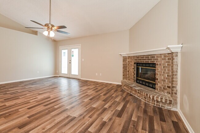 Photo - 1290 Bee St N