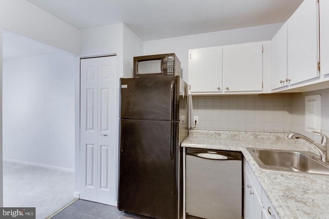 Building Photo - 26 Canterbury Square Unit 202