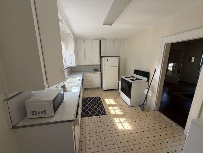 Building Photo - * Generously Sized 3-bedroom, 1.5 Bath in LeRoy Available Now! *