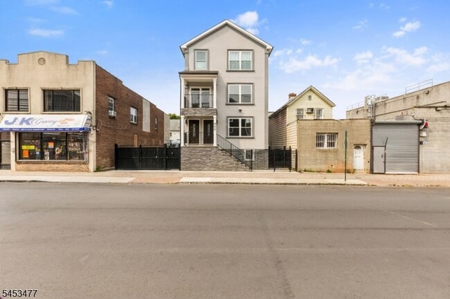 Building Photo - 806 2nd Ave