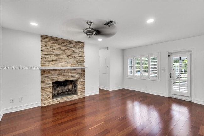 Photo - 720 NE 17th Terrace