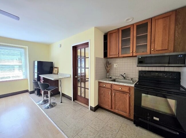 Building Photo - 830 S 49th St Unit 5