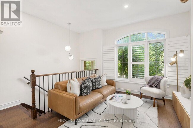 Photo - 133A Finch Ave E