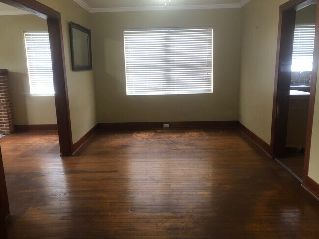 Photo - 705 W Robert St