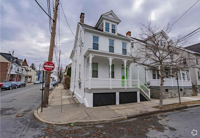 Building Photo - 720 High St Rental