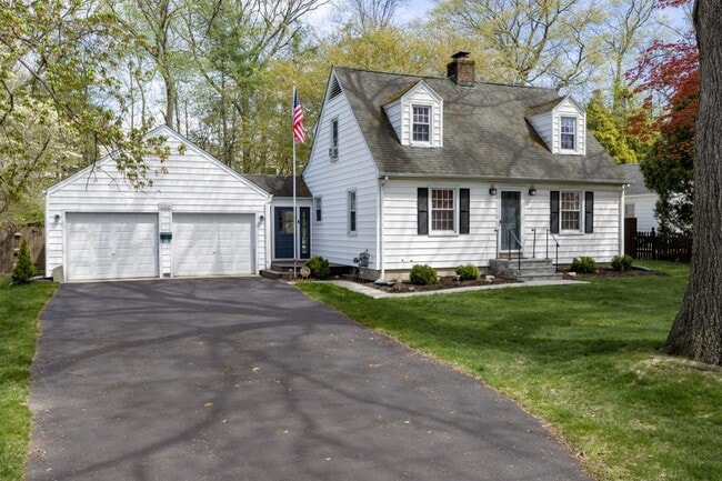 Building Photo - 5 Lindenwoods Rd