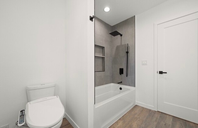 Shared Bath - 6822 Ethel Ave Unit BR3