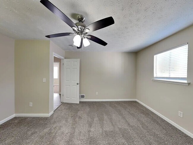 Photo - 535 Transit Cir