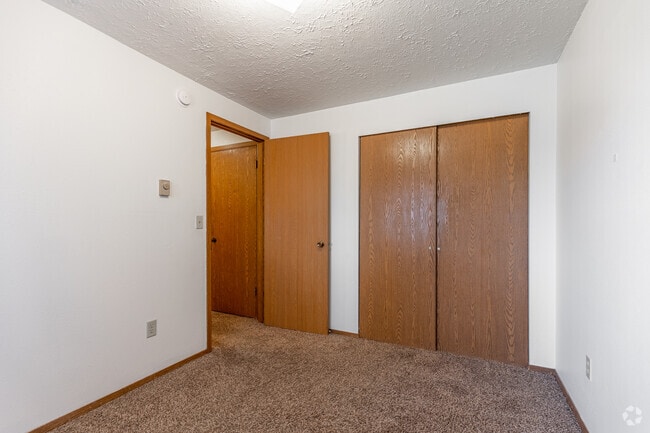 2BR, 1BA - 800SF