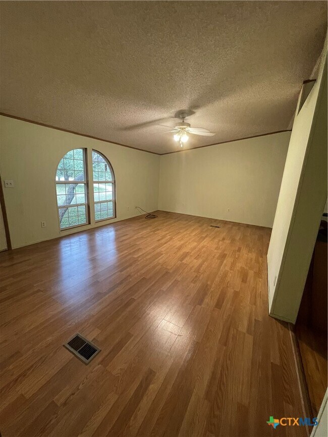 Photo - 136 Sonnyland Dr