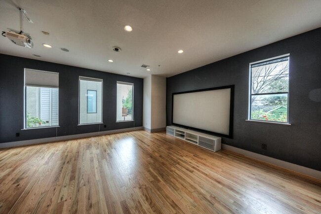 Photo - Well-Maintained Union Square Beauty With Skyline Views