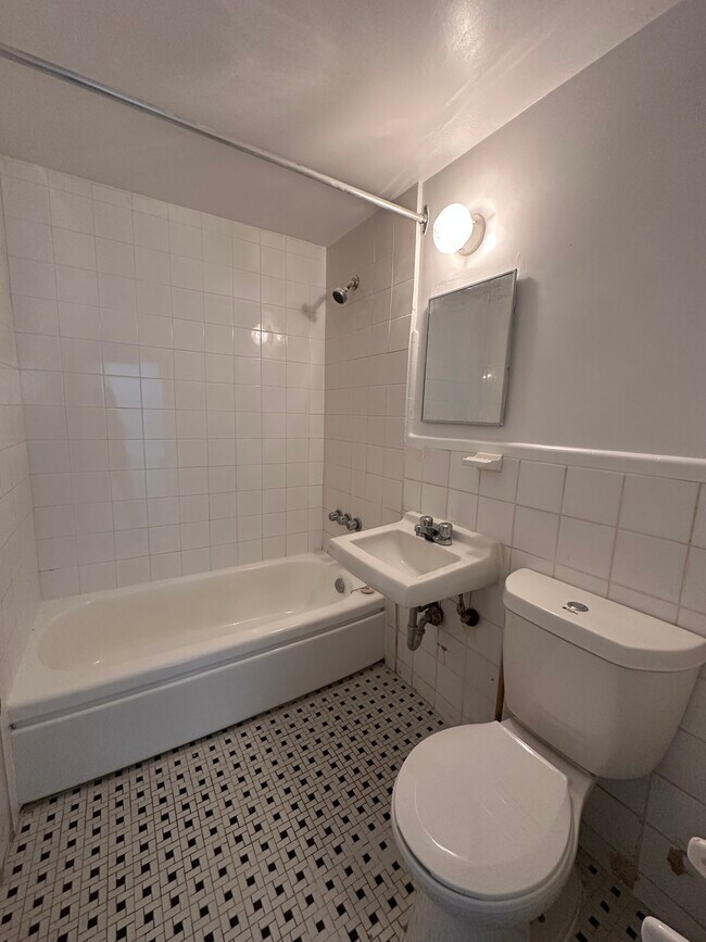 Photo - 2 WYCOMBE APARTMENTS