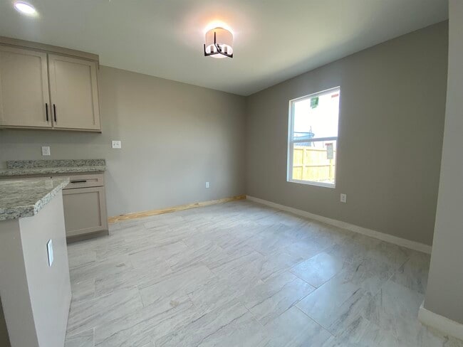 Photo - 6528 Adenia Loop